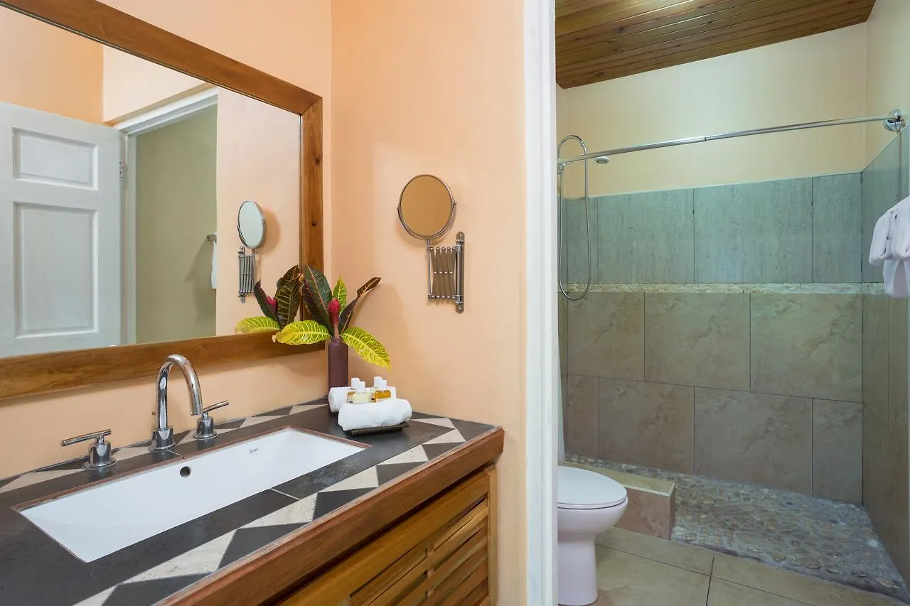 Luna Sea Inn Bluefields Resort